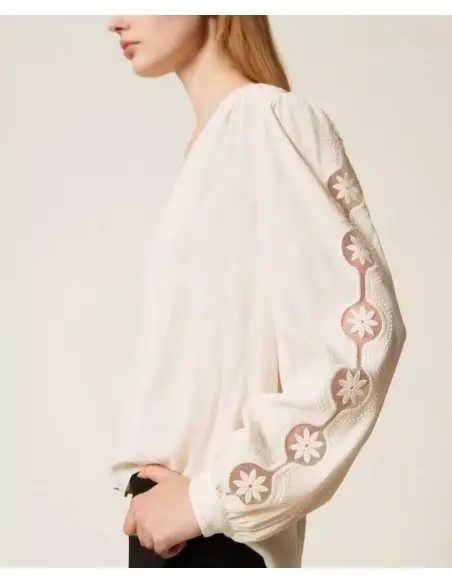 blusa-de-crepe-con-bordado-twin-set (3).webp