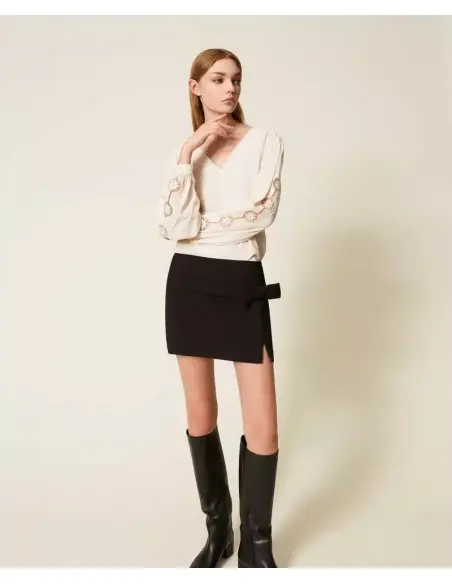 blusa-de-crepe-con-bordado-twin-set (1).webp