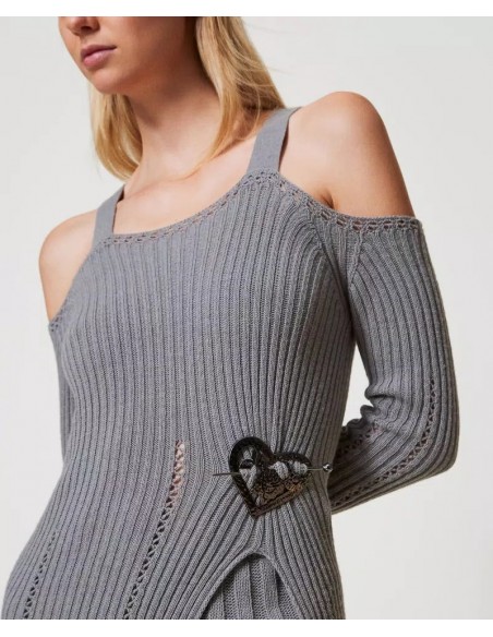 [242TP3441] I24 HOMBRO DESCUBIERTO CON BROCHE