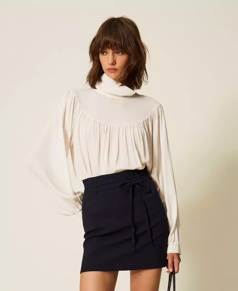 I26 BLUSA DE CREPÉ CON FRUNCES (38)