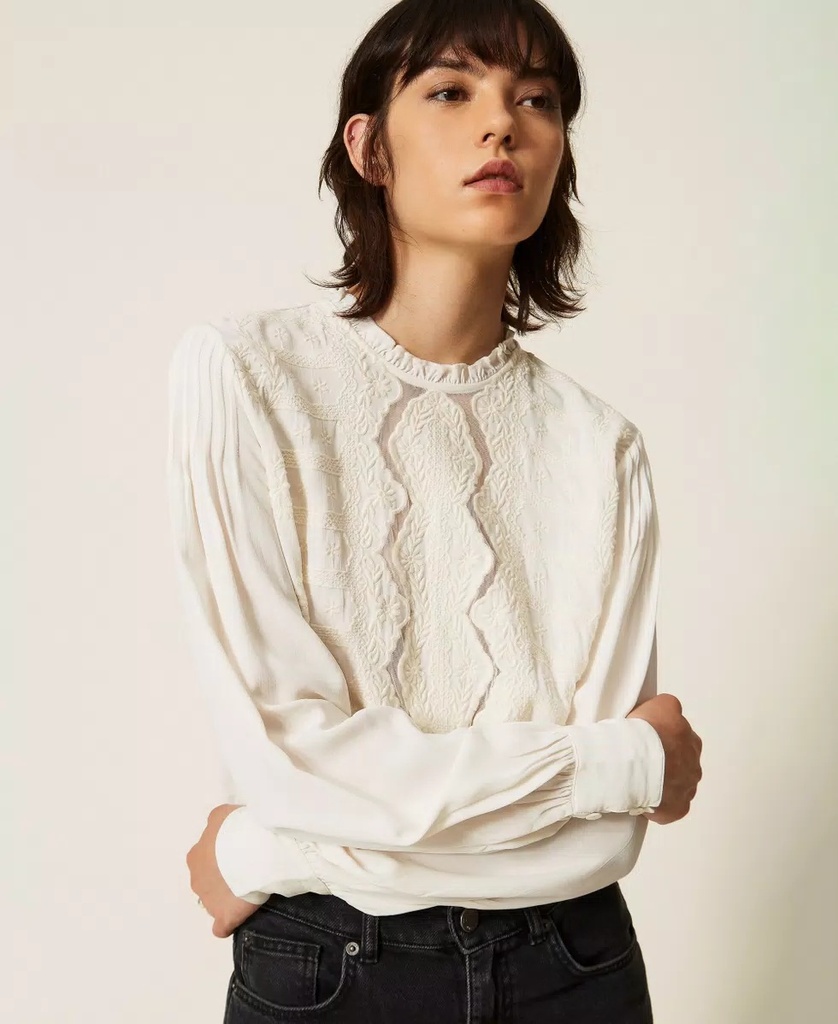 I26 BLUSA DE CREPÉ CON BORDADO (40)