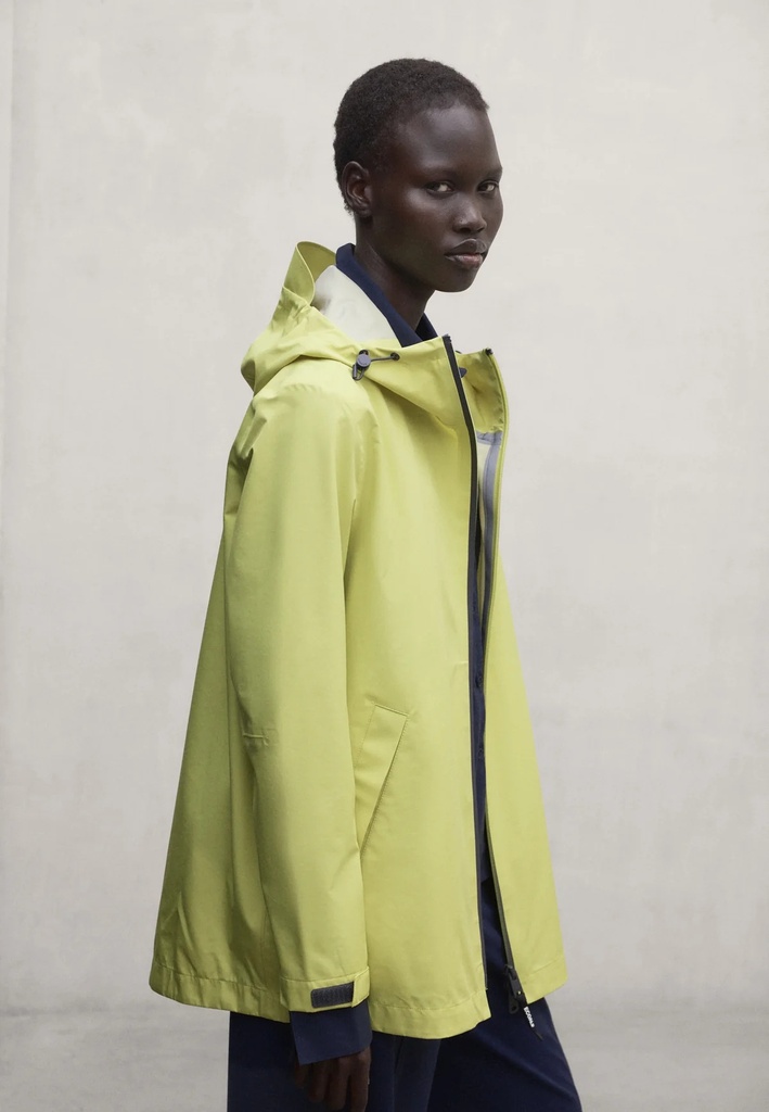 I26 CHAQUETA IMPERMEABLE CON CAPUCHA