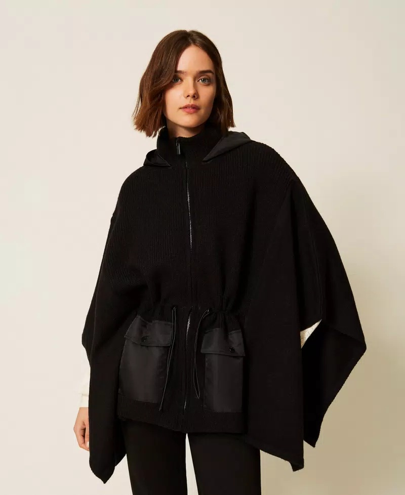 [262TA4430] I26 PONCHO DE PUNTO CON CAPUCHA